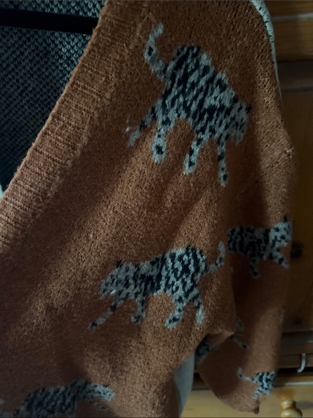 vestique Two-Tone Cheetah Pattern Open Cardigan in Cream and Brown - Picture 5 of 6